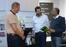 Onno Bos van Premium Seeds Machines in gesprek met beursbezoekers Chris Noordam van Dry Hydroponics en zijn klant Charles Warde van Cedar Greens